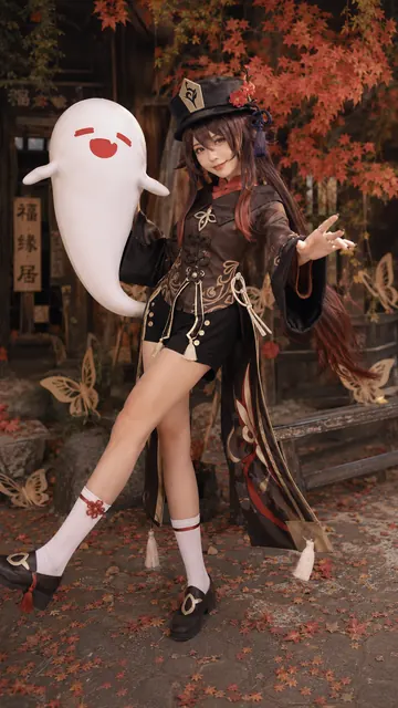 原神胡桃Cosplay——红叶古街中与小幽灵合影的往生堂堂主